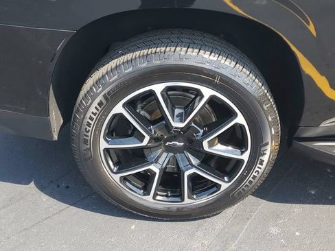 Certified 2022 Chevrolet Suburban RST w/ Luxury Package AWD/4WD image 5