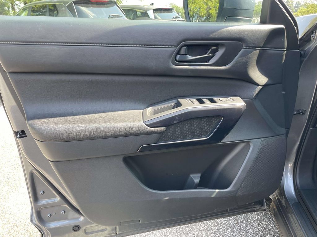 Used 2025 Nissan Pathfinder SV FWD image 16