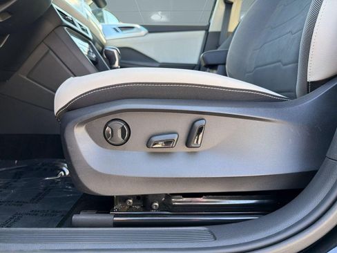 Used 2025 Volkswagen Taos SE AWD/4WD image 15