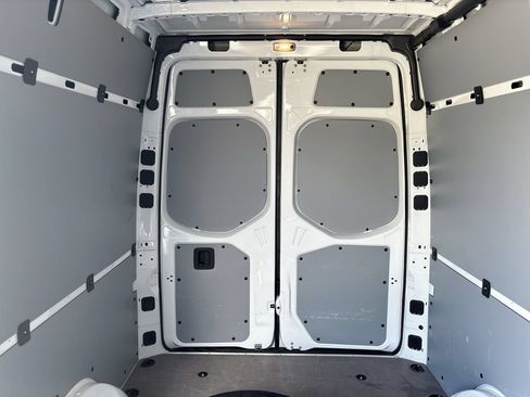 Used 2024 Mercedes-Benz Sprinter 2500 image 17