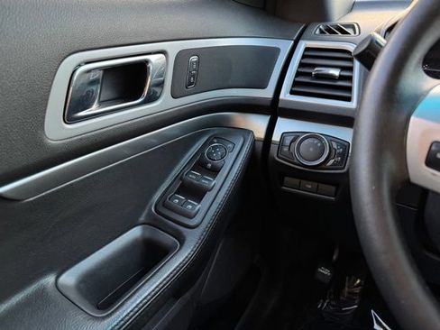 Used 2015 Ford Explorer XLT w/ Equipment Group 202B AWD/4WD image 32