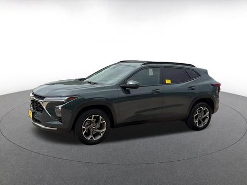 Used 2025 Chevrolet Trax LT FWD image 8