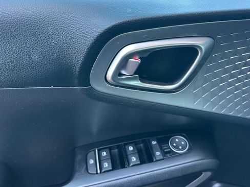 Used 2023 Kia Soul LX w/ LX Technology Package FWD image 11