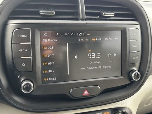 Used 2023 Kia Soul LX image 16