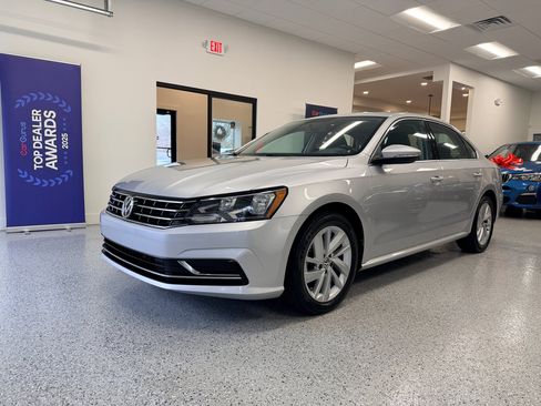 Used 2018 Volkswagen Passat 2.0T SE image 4