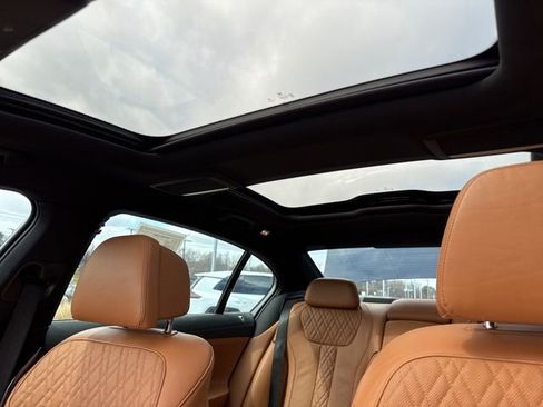 Used 2021 BMW 750i xDrive w/ M Sport Package image 32