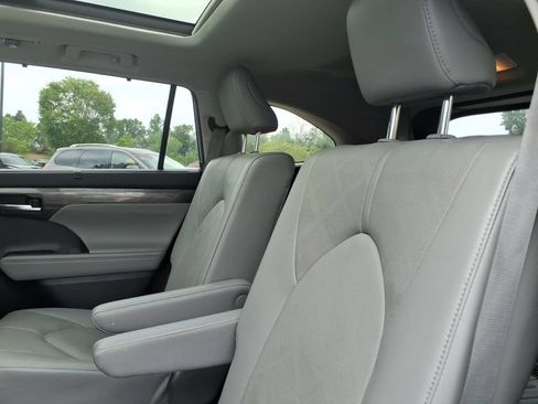 Used 2022 Toyota Highlander Platinum FWD image 12