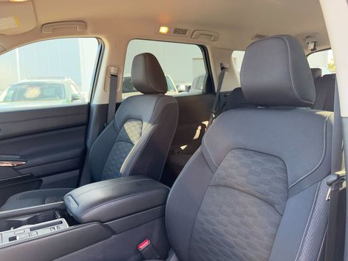 Used 2025 Nissan Pathfinder SV image 10