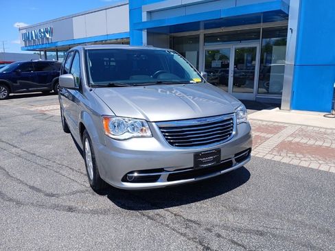 Used 2016 Chrysler Town & Country Touring w/ Driver Convenience Group FWD image 2