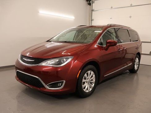 Used 2019 Chrysler Pacifica Touring-L image 5