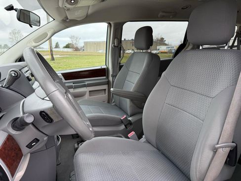 Used 2010 Chrysler Town & Country Touring image 12