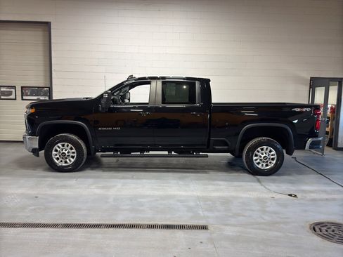 Used 2021 Chevrolet Silverado 2500 LT w/ Convenience Package image 2