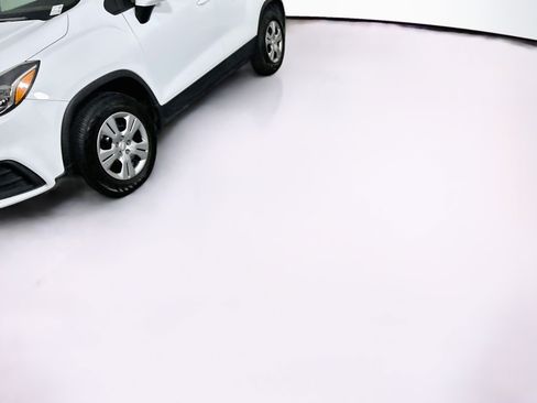 Used 2018 Chevrolet Trax LS FWD image 3