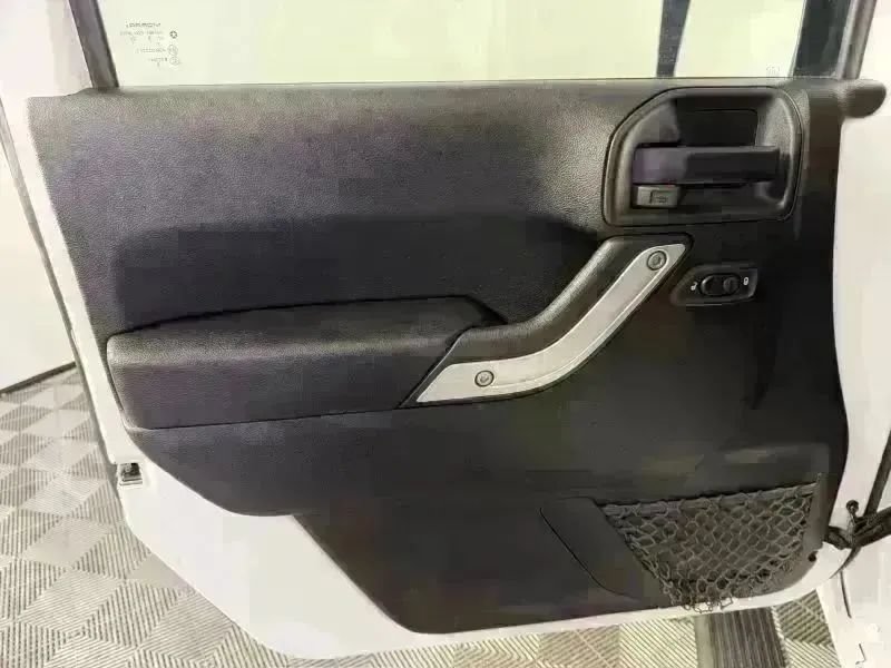Used 2018 Jeep Wrangler Unlimited Rubicon w/ Connectivity Group AWD/4WD image 19