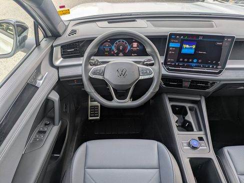 New 2026 Volkswagen Tiguan SE R-Line FWD image 19