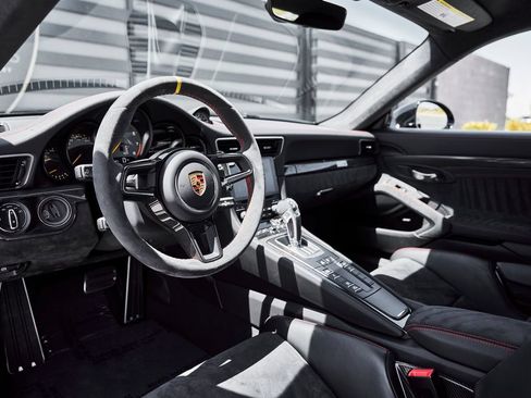 Used 2018 Porsche 911 GT2 RS RWD image 2