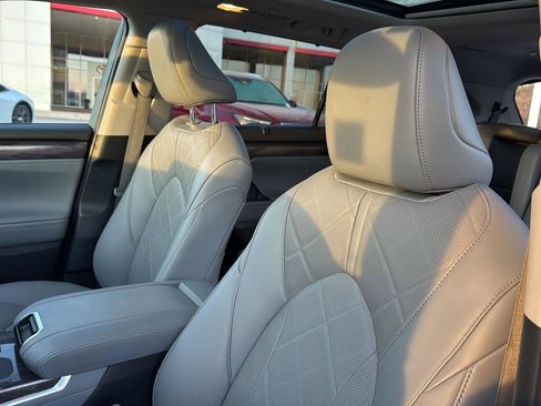 Used 2024 Toyota Highlander Platinum image 28