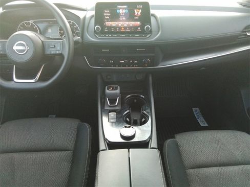 Used 2024 Nissan Rogue SV image 11