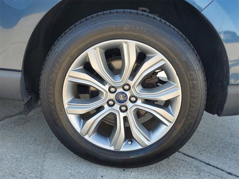 Used 2019 Ford Edge Titanium image 11