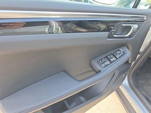 Used 2025 Porsche Macan image 24