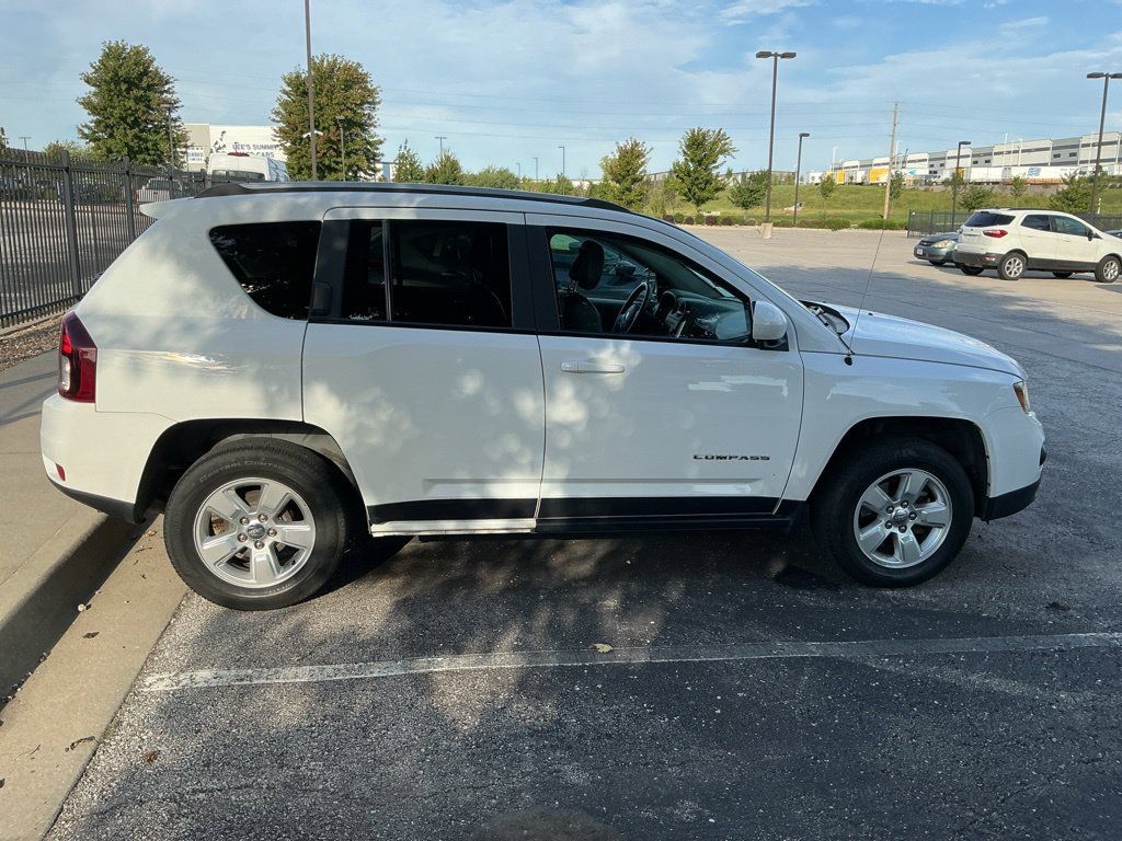 Used 2016 Jeep Compass Latitude FWD image 13