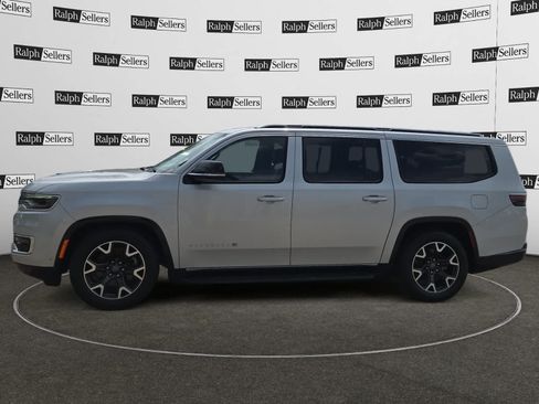 Used 2024 Jeep Wagoneer L Series III w/ Flexible Seating Group AWD/4WD image 3