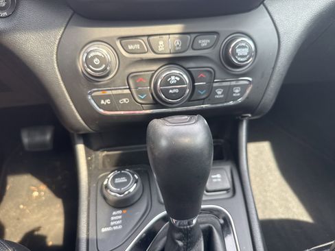 Used 2020 Jeep Cherokee Limited image 12