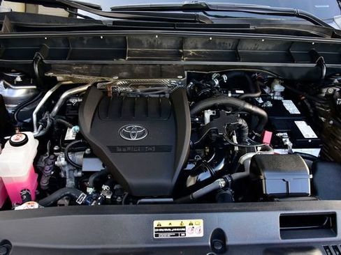 Used 2024 Toyota Highlander LE image 33