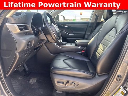 Used 2024 Toyota Highlander XLE image 17