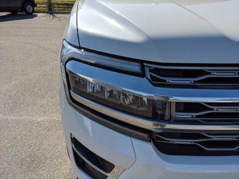 Used 2024 Ford Expedition Platinum image 11