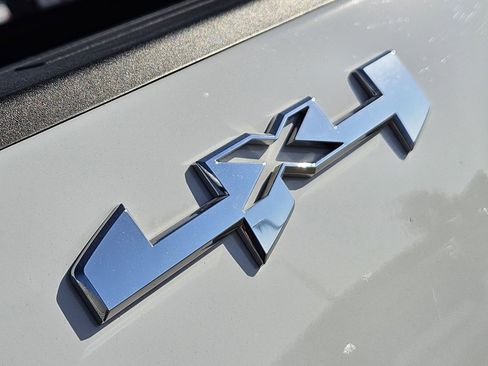 Used 2024 GMC Sierra 2500 SLT w/ SLT Premium Package image 16