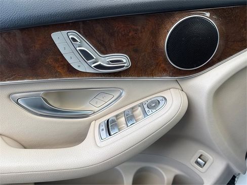 Used 2018 Mercedes-Benz GLC 300 4MATIC w/ Premium Package image 20