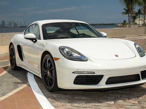 Used 2018 Porsche 718 Cayman RWD image 4