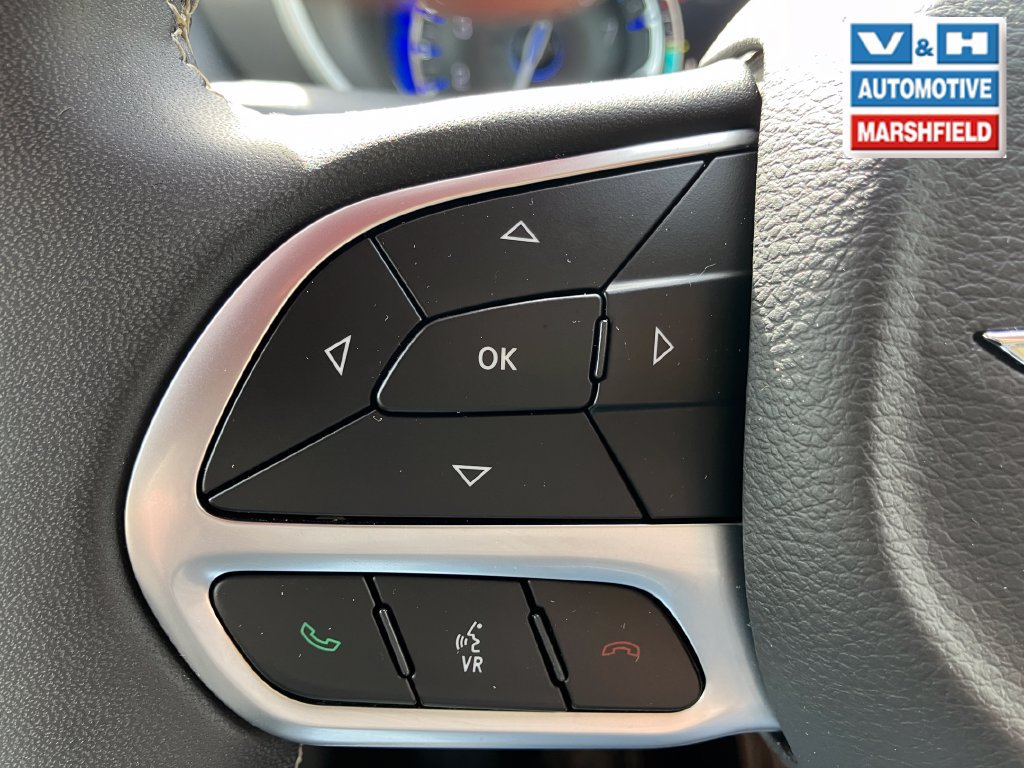 Used 2024 Chrysler Pacifica Touring-L FWD image 8