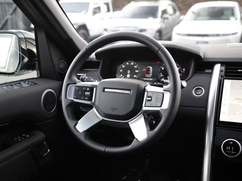Certified 2025 Land Rover Discovery S image 19