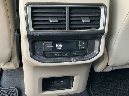 Used 2025 Volkswagen Atlas SE FWD image 14