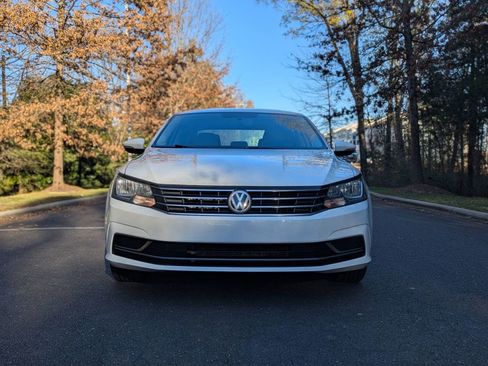 Used 2017 Volkswagen Passat 1.8T SE image 2