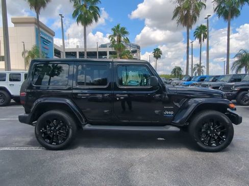 Used 2022 Jeep Wrangler Unlimited Sahara AWD/4WD image 4