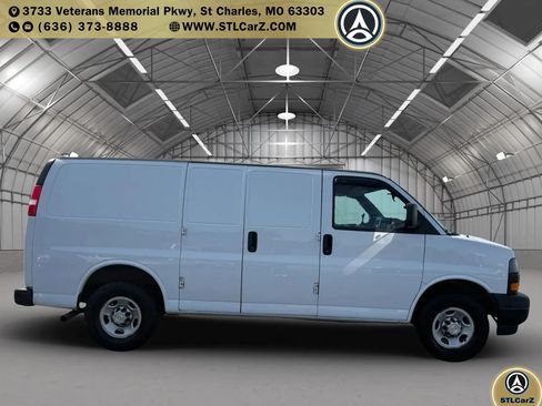Used 2021 Chevrolet Express 2500 RWD image 2