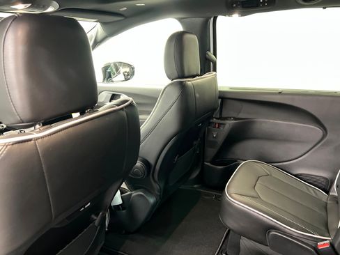 New 2026 Chrysler Pacifica Limited w/ Trailer Tow Group image 18