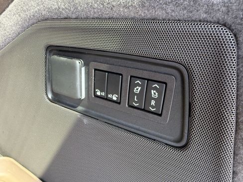 Used 2023 Cadillac Escalade Premium Luxury AWD/4WD image 19