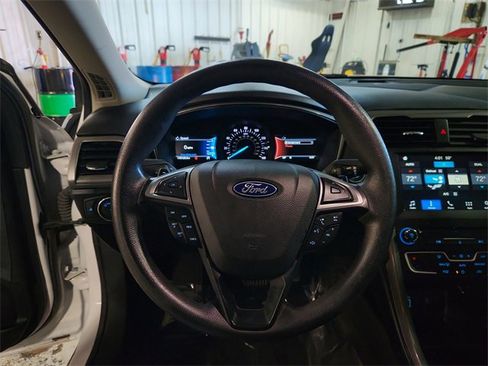Used 2018 Ford Fusion SE w/ Fusion SE Technology Package image 10