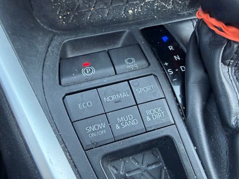 Used 2019 Toyota RAV4 LE AWD/4WD image 16