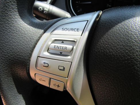 Used 2015 Nissan Rogue S AWD/4WD image 19