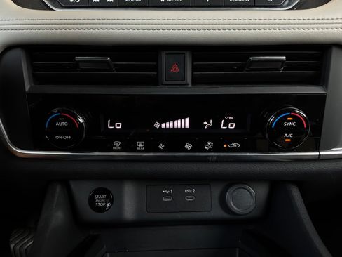 Used 2025 Nissan Rogue SV FWD image 28