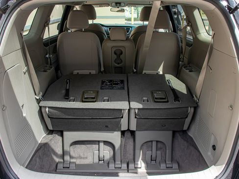 Used 2021 Kia Sedona LX FWD image 19