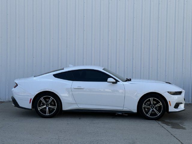 Used 2025 Ford Mustang Coupe RWD image 3