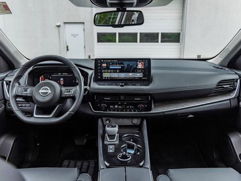 Used 2024 Nissan Rogue Platinum w/ Platinum Premium Package AWD/4WD image 29