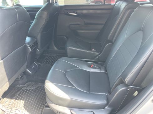 Used 2024 Toyota Highlander XLE AWD/4WD image 12