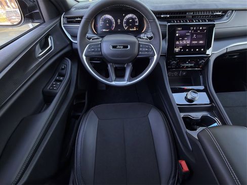 New 2025 Jeep Grand Cherokee Altitude image 11